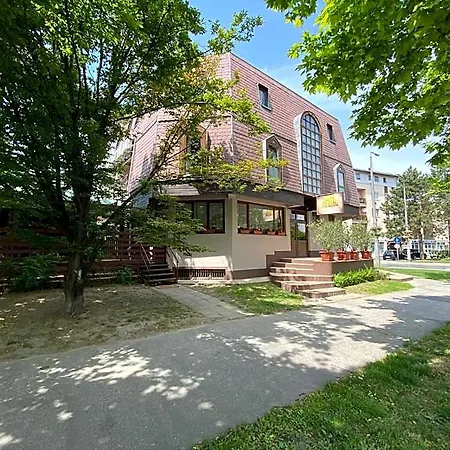 Bed & Breakfast Belvarosi Panzio